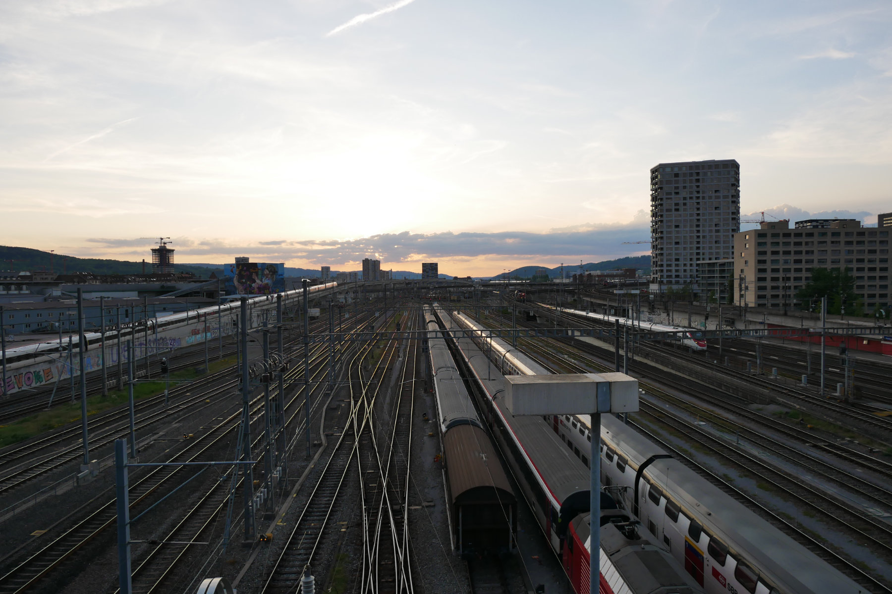 Gleisfeld des Vorbahnhofs von Z&uuml;rich bei Sonnenuntergang.