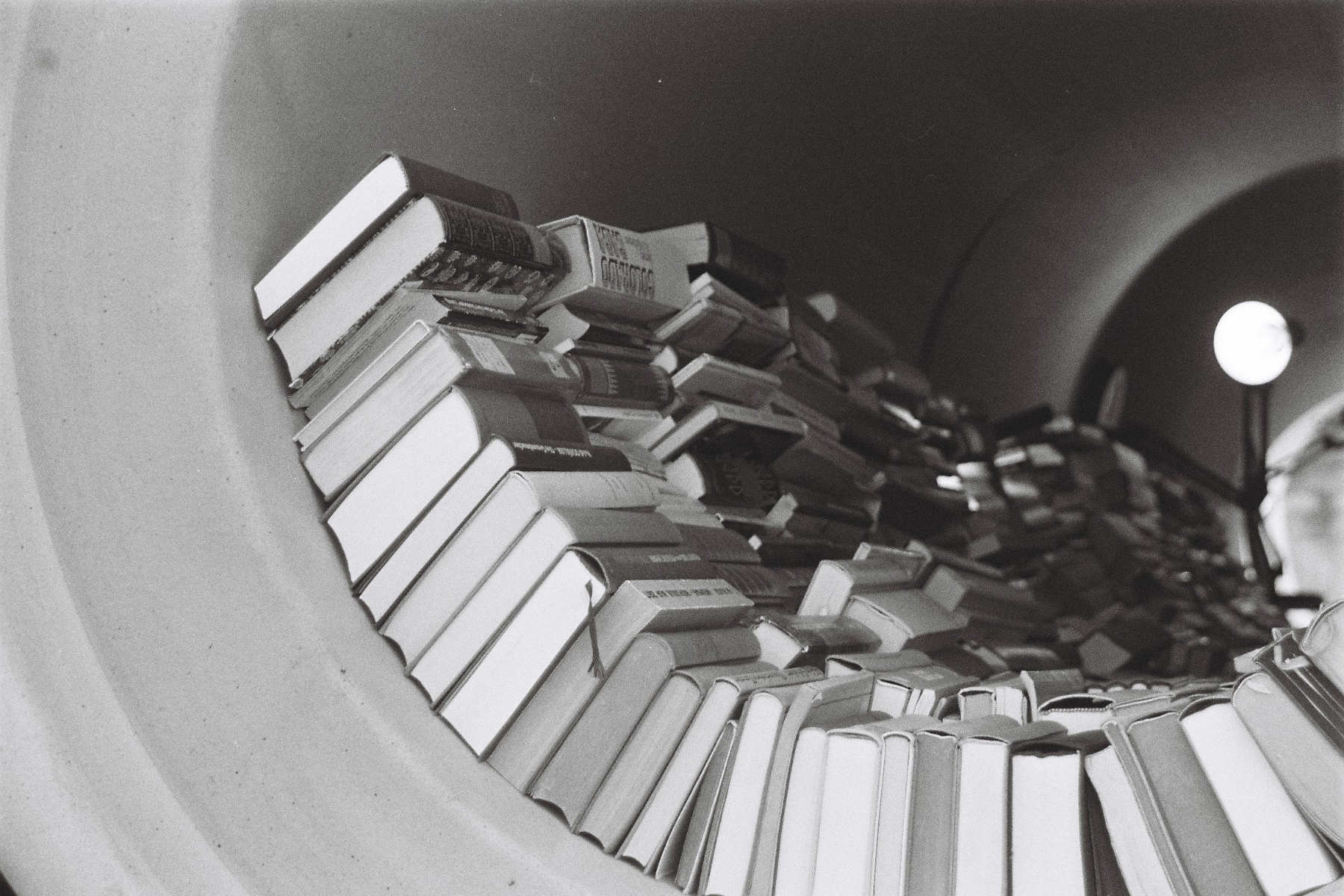 Kanalrohr, ausgestattet mit Polstern. Mittig hängt eine Glühbirne.