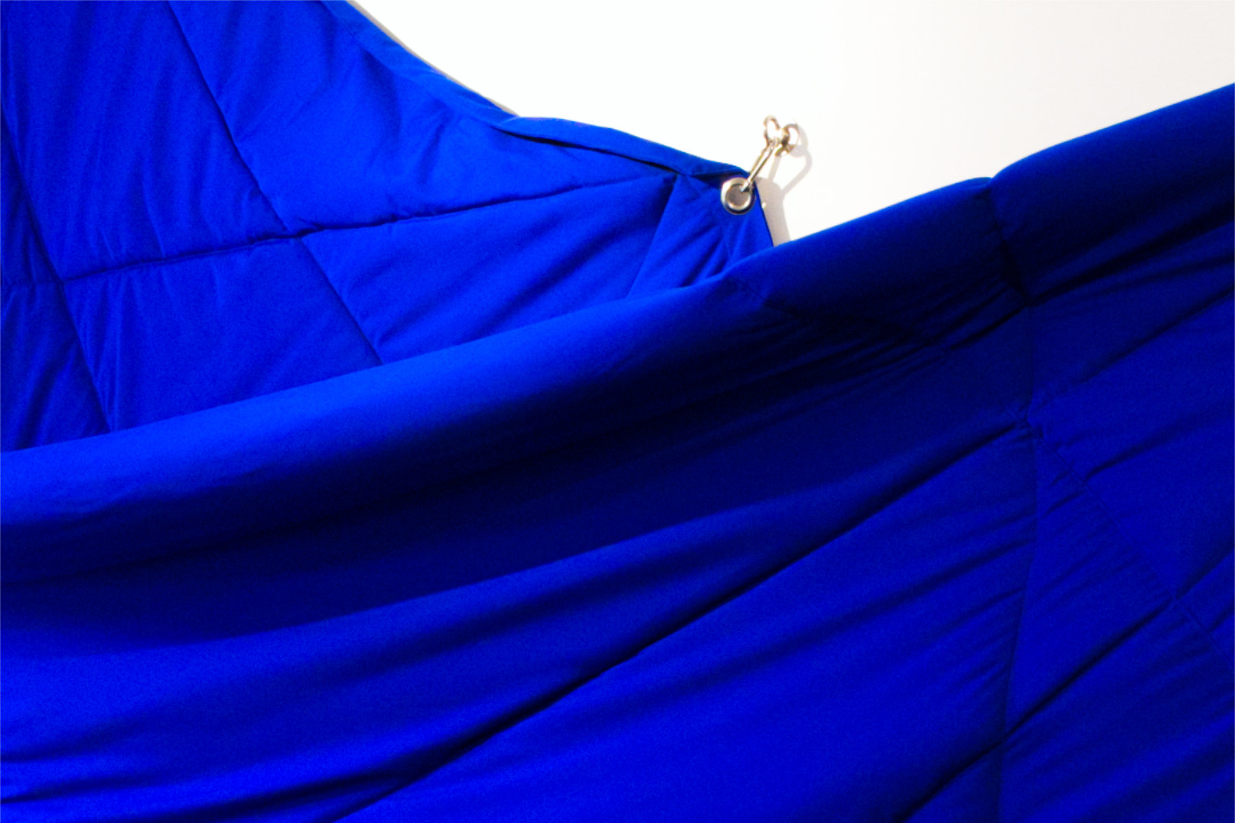 H&auml;ngende blaue Matte mit &Ouml;se ist an eine Wand befestigt.