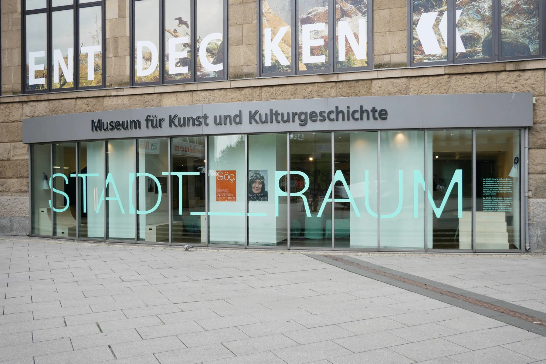 Geb&auml;udefassade mit Schriftzug &laquo;STADT_RAUM&raquo;